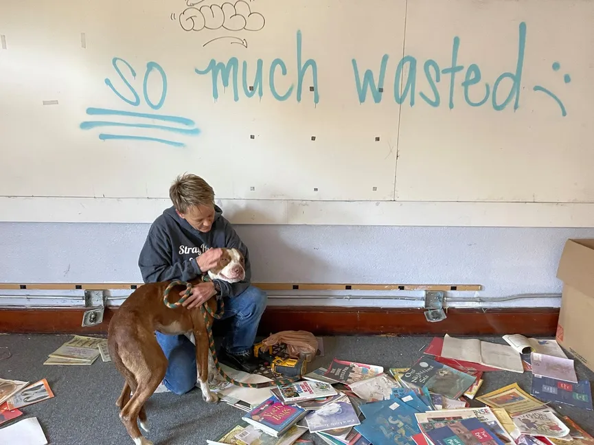 Pitbull zit dagenlang vast in een leegstaande school en stort zich in de armen van zijn redder 5